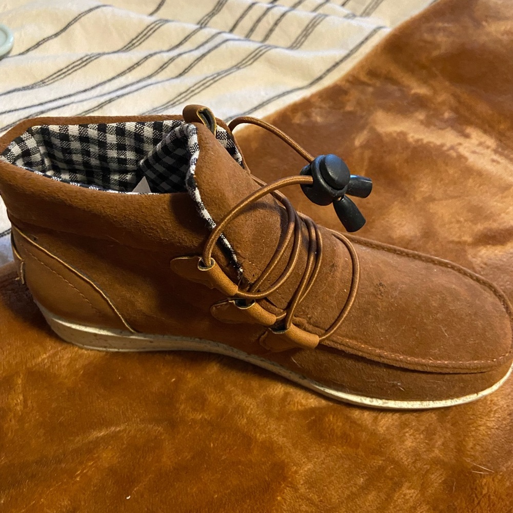 Adorable sneaker!! NWOT.